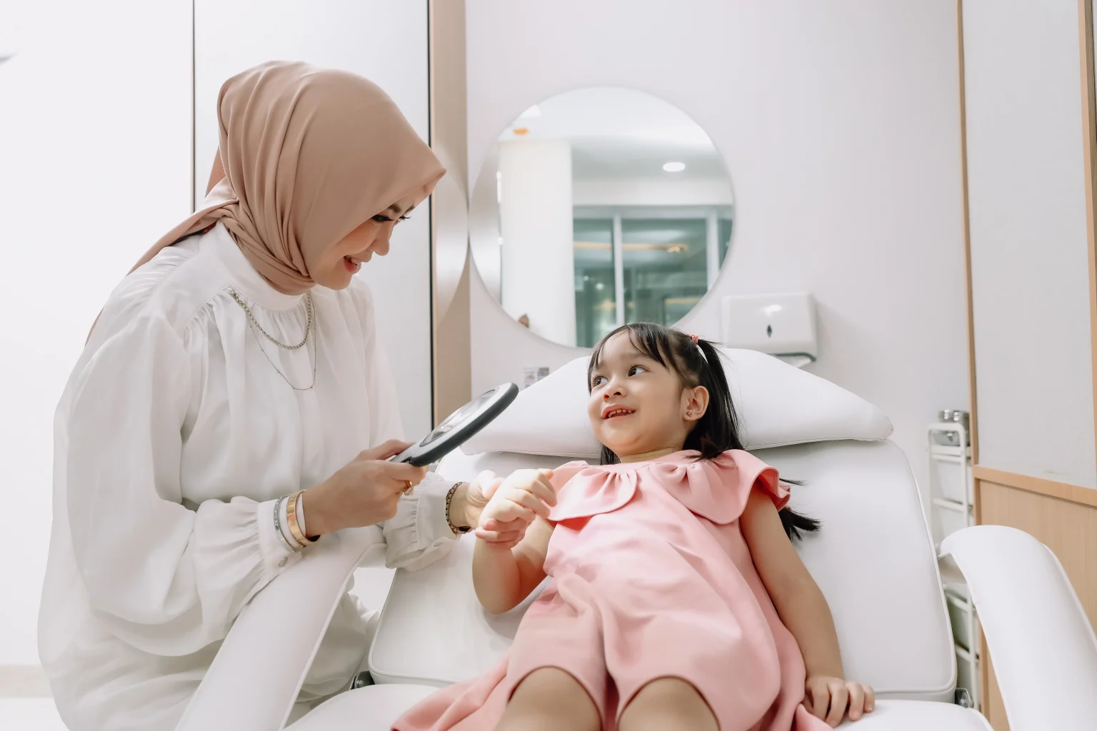 Dokter Kulit Anak Bandung - Prof. Dr. Reiva Farah Dwiyana Tivaza Clinic